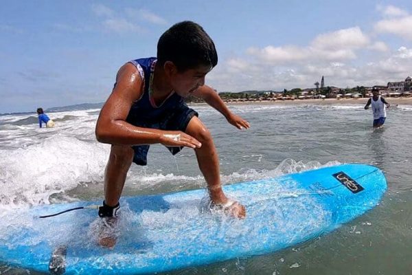 Kind-lernt-Surfen-in-Olon