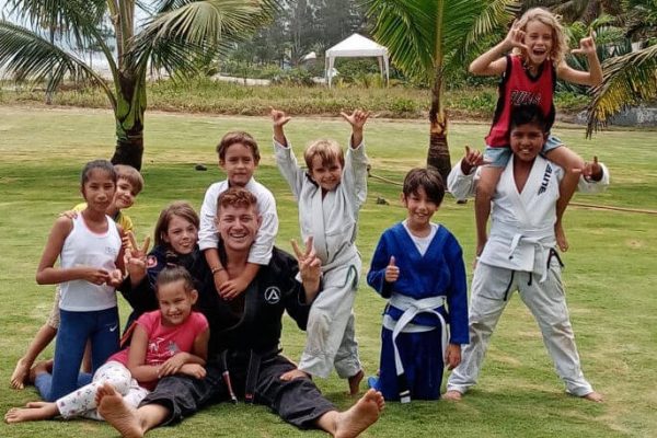 Jiu-Jitsu-Gruppe-mit-Lehrer